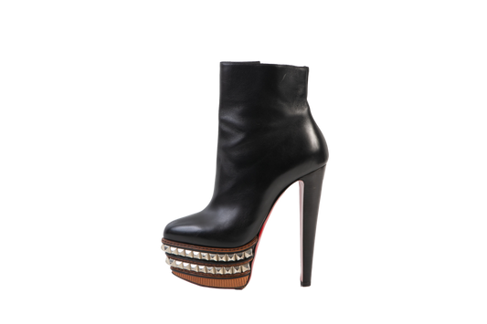 DESAPEGO THASSIA NAVES CHRISTIAN LOUBOUTIN BOTA COURO STUDS