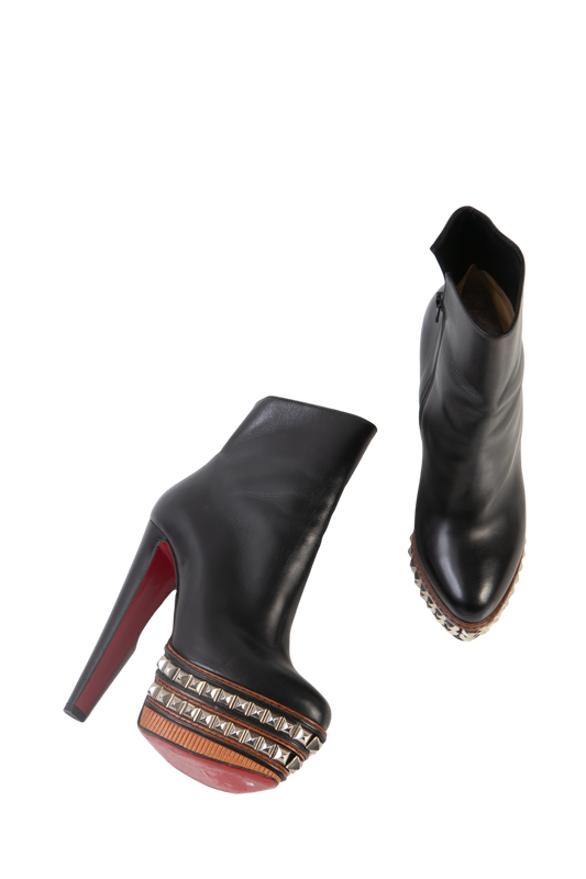 DESAPEGO THASSIA NAVES CHRISTIAN LOUBOUTIN BOTA COURO STUDS