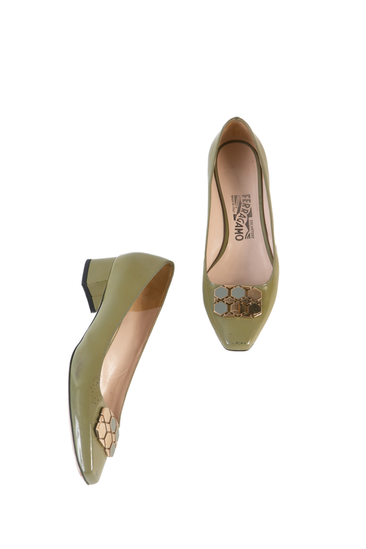 FERRAGAMO SALTO VERDE VERNIZ BICO QUADRADO FIVELA MOSAICO