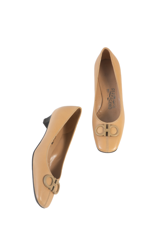 FERRAGAMO SALTO BEGE BICO QUADRADO