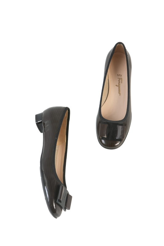 FERRAGAMO SAPATO BERINJELA VERNIZ BICO QUADRADO FIVELA LAÇO