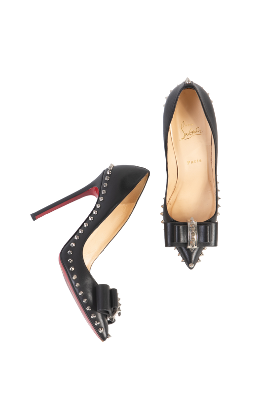DESAPEGO THASSIA NAVES CHRISTIAN LOUBOUTIN SCARPIN BLACK STUDS SILVER