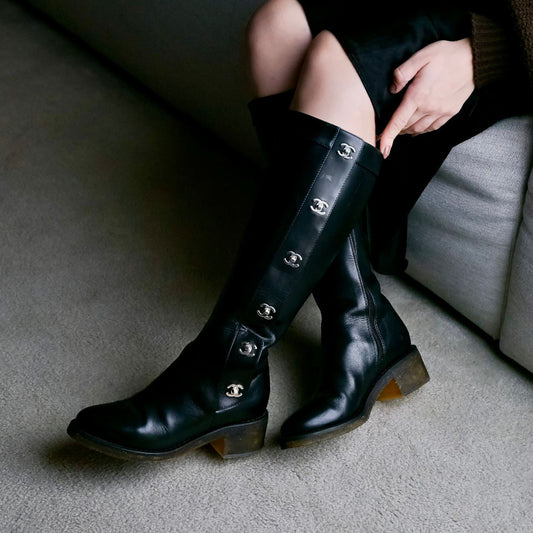 DESAPEGO TATIANA PILÃO CHANEL BLACK LEATHER TURNLOCK BOOTS - 34 1/2 BR