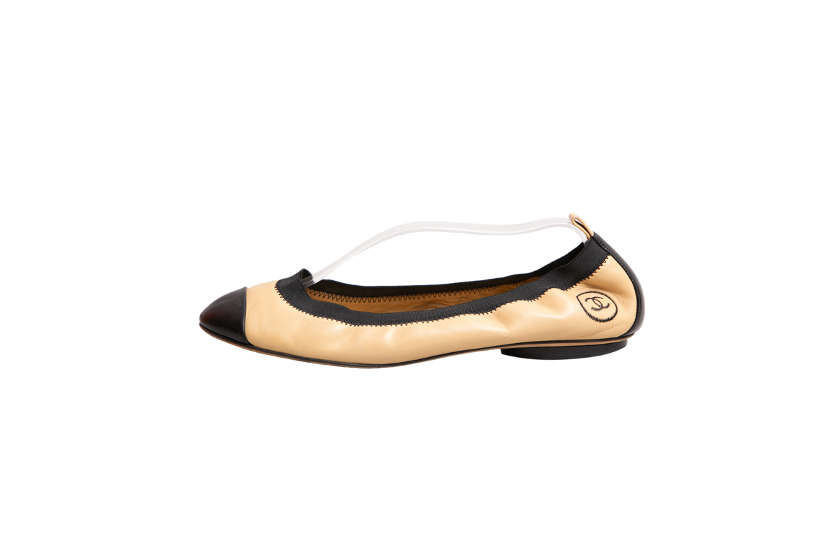 CHANEL BALLET FLAT BEIGE AND BLACK TWO-TONE ELASTIC - 38 BR