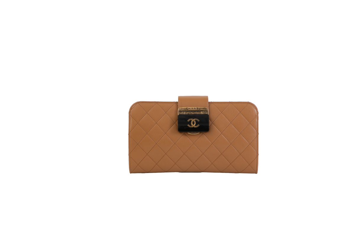 DESAPEGO THASSIA NAVES CHANEL CLUTCH BEIGE LACQUER