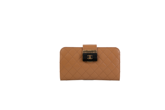 DESAPEGO THASSIA NAVES CHANEL CLUTCH BEIGE LACQUER