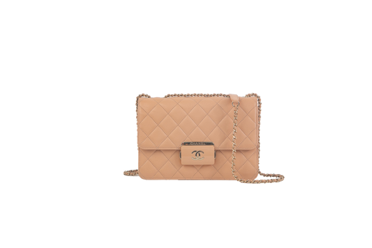 DESAPEGO JUJU NORREMOSE CHANEL BEAUTY LOCK SMALL BEIGE