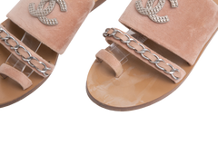 DESAPEGO THASSIA NAVES CHANEL SANDAL FLAT BEIGE VELVET CC CHAIN - 36 1/2 BR