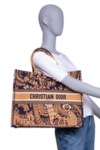DESAPEGO JUJU NORREMOSE DIOR BOOK TOTE EMBROIDERED LARGE ANIMALS MONKEY PERSONALIZADA C/NOME