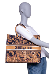 DESAPEGO JUJU NORREMOSE DIOR BOOK TOTE EMBROIDERED LARGE ANIMALS MONKEY PERSONALIZADA C/NOME