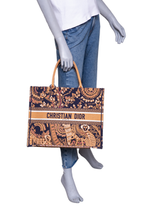 DESAPEGO JUJU NORREMOSE DIOR BOOK TOTE EMBROIDERED LARGE ANIMALS MONKEY PERSONALIZADA C/NOME
