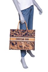 DESAPEGO JUJU NORREMOSE DIOR BOOK TOTE EMBROIDERED LARGE ANIMALS MONKEY PERSONALIZADA C/NOME