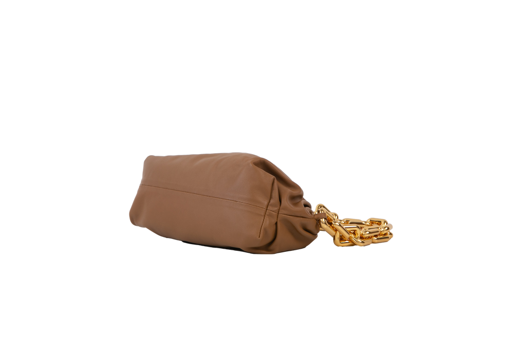 DESAPEGO SAIDE MATTAR BOTTEGA VENETA THE CHAIN POUCH TAN – Troca de Luxo