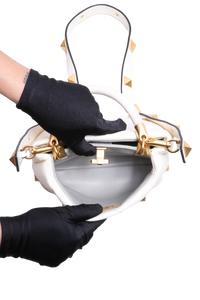 VALENTINO ROMAN STUD TOP HANDLE OFF WHITE