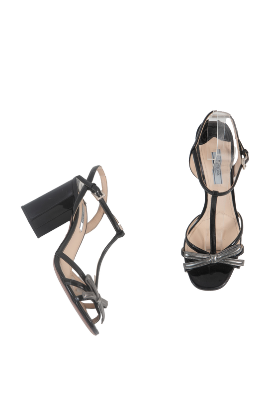 DESAPEGO THASSIA NAVES PRADA SANDAL BLACK AND SILVER VERNIS STRAPS