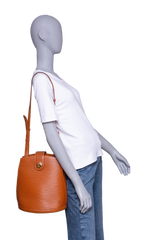 LV CLUNY BUCKET EPI CARAMEL