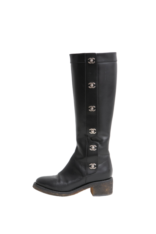 DESAPEGO TATIANA PILÃO CHANEL BLACK LEATHER TURNLOCK BOOTS - 34 1/2 BR