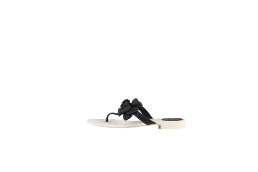 DESAPEGO THASSIA NAVES CHANEL SANDALIA RUBBER BLACK & WHITE