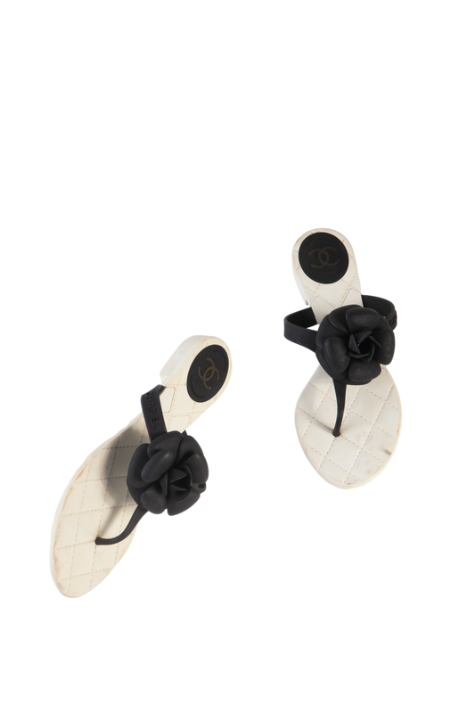 DESAPEGO THASSIA NAVES CHANEL SANDALIA RUBBER BLACK & WHITE