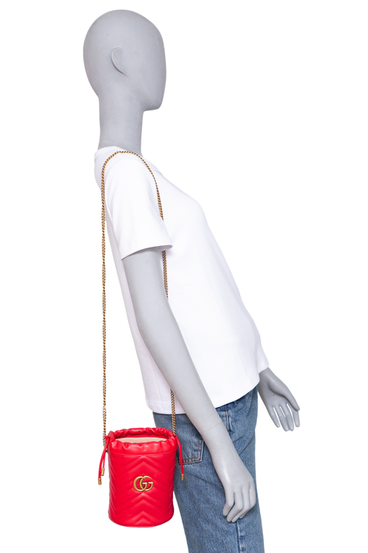 GUCCI MINI GG MARMONT BUCKET BAG MATELASSÊ CHEVRON RED
