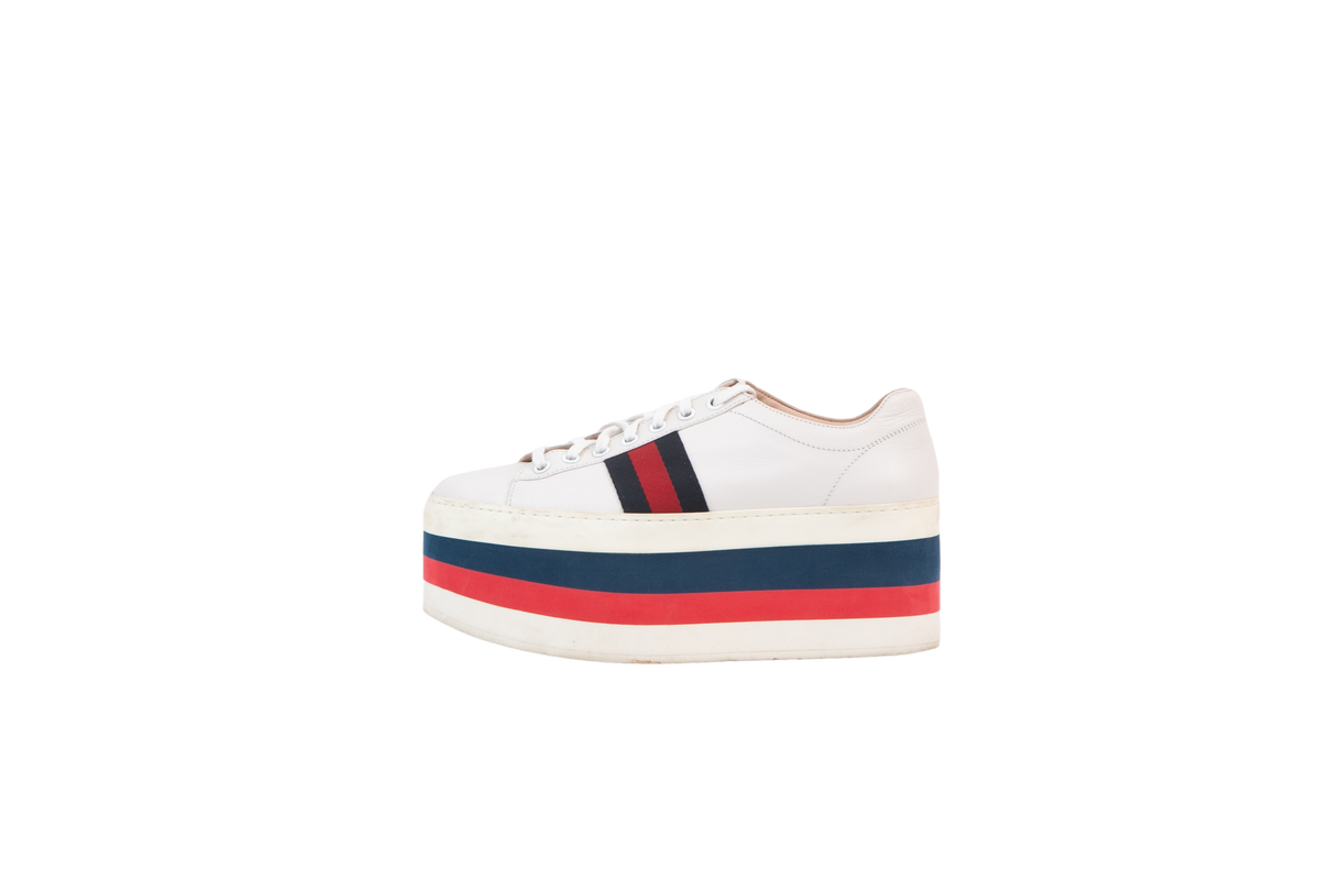 DESAPEGO THASSIA NAVES GUCCI TENIS PLATA ACE BRANCO