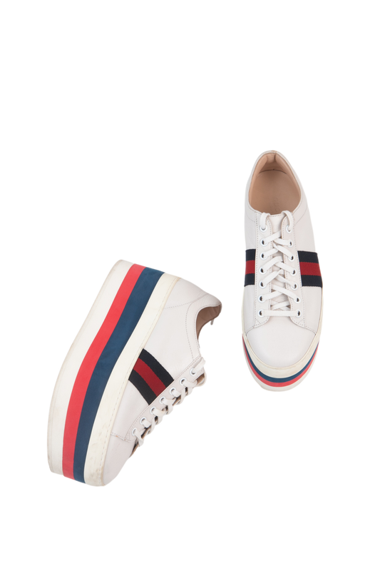 DESAPEGO THASSIA NAVES GUCCI TENIS PLATA ACE BRANCO