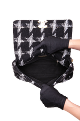 DESAPEGO BRUNA CARDOSO CHANEL 19 LARGE TWEED CHAIN BLACK/WHITE TWO-TONE HDWR