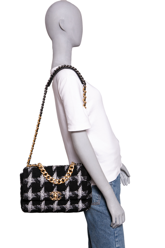 DESAPEGO BRUNA CARDOSO CHANEL 19 LARGE TWEED CHAIN BLACK/WHITE TWO-TONE HDWR