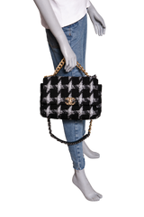 DESAPEGO BRUNA CARDOSO CHANEL 19 LARGE TWEED CHAIN BLACK/WHITE TWO-TONE HDWR