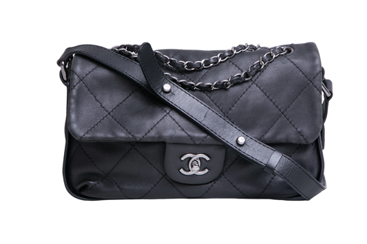 DESAPEGO TATIANA PILÃO CHANEL COUNTRY CHIC FLAP CALFSKIN MEDIUM BLACK
