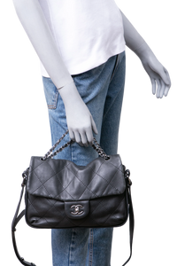 DESAPEGO TATIANA PILÃO CHANEL COUNTRY CHIC FLAP CALFSKIN MEDIUM BLACK