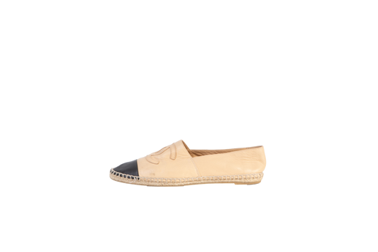 DESAPEGO THASSIA NAVES CHANEL ESPADRILLE BICOLOR BEGE E PRETA