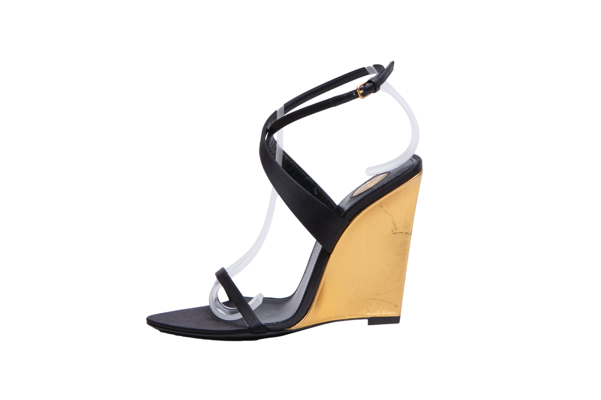 YSL SALOMÉ 110 CRÊPE SATIN WEDGE SANDALS BLACK/GOLD