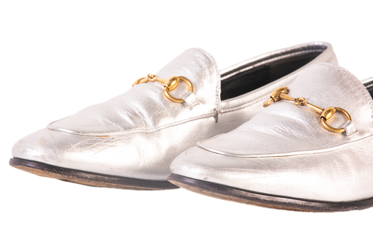 DESAPEGO THASSIA NAVES GUCCI LOAFER COURO SILVER