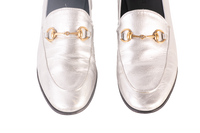 DESAPEGO THASSIA NAVES GUCCI LOAFER COURO SILVER